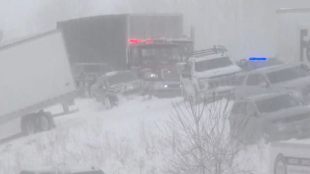 因冰雪天气 美国密歇根州高速公路百车连环相撞
