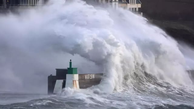 英国伦敦希思罗机场约50趟航班因暴风雪被取消