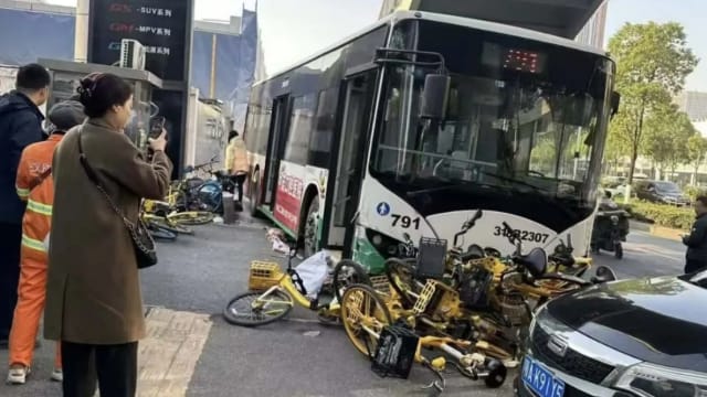 武汉巴士冲上人行道撞死人 警方：车长突发疾病