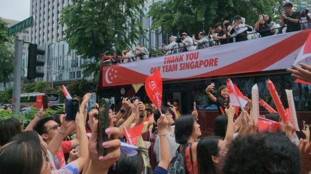 奥运选手敞篷巴士游行 上百公众于乌节路冒雨欢呼