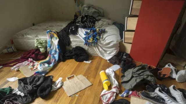 台湾一公寓单位沦为垃圾屋 蟑螂钻入邻居家小孩耳朵