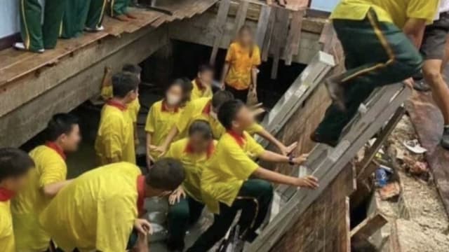 课室突然“崩”了出水池 泰国数十学生坠坑
