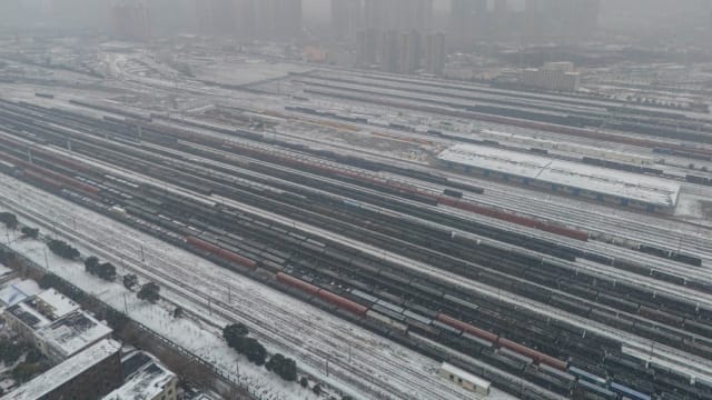 中国春运遇雨雪 多趟列车停运旅客滞留困车内