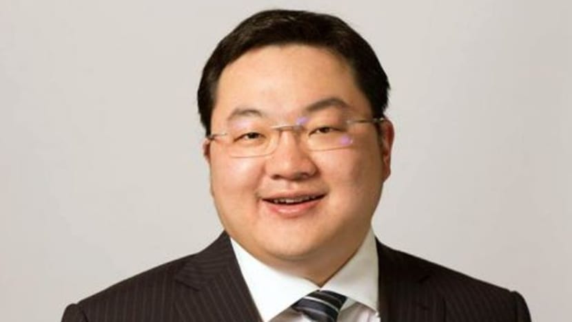 1MDB dibenarkan serah writ saman kepada kakak Jho Low menerusi akhbar The Straits Times 1MDB dibenarkan serah writ saman kepada kakak Jho Low menerusi akhbar The Straits Times