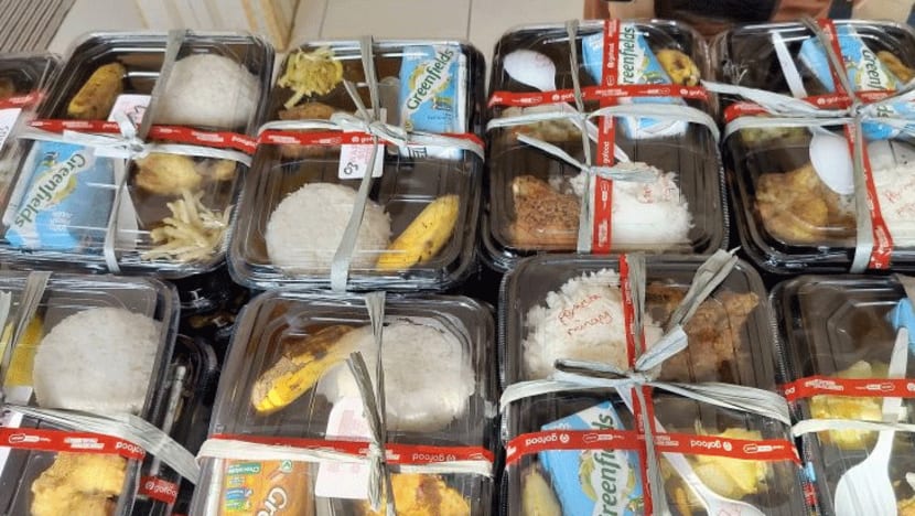 Gambar siswa menikmati makan siang gratis di kantin sekolah dengan suasana ceria