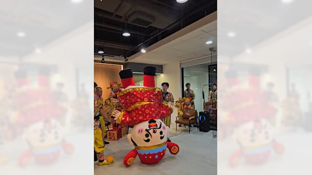 倒立财神爷头顶地热舞 网民笑称财神“到”