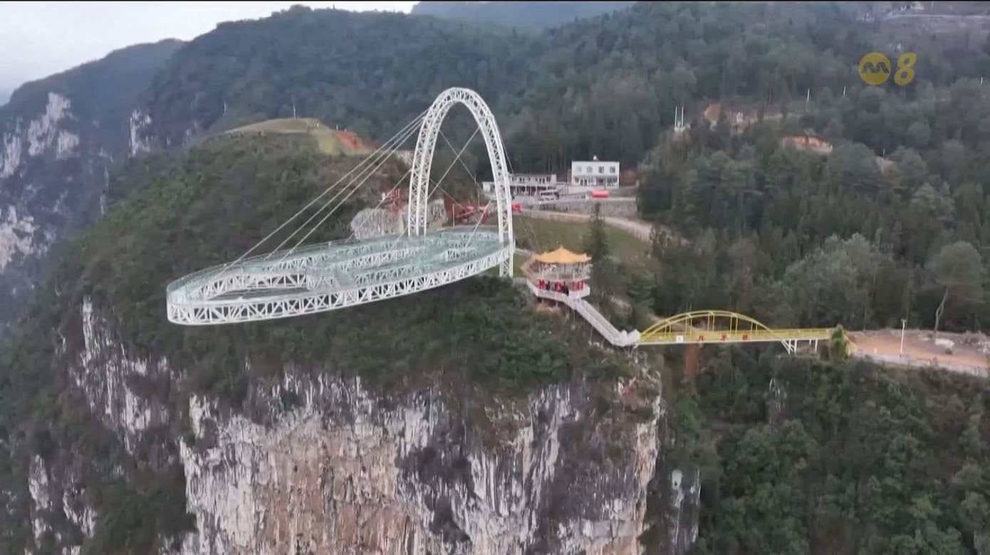 云南搭建悬崖电梯方便上下学 旅游业和农业也获益