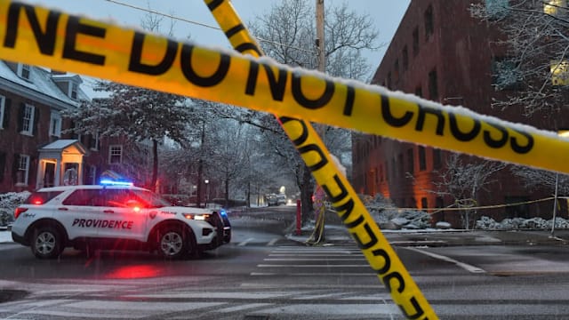 美国布朗大学枪击案 18岁学生腿中弹仍负伤救重伤同学