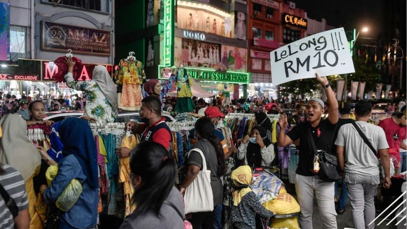 Tidak sangka beraya lebih awal, rakyat M'sia serbu bazar, pasar raya; berpusu tunai zakat fitrah