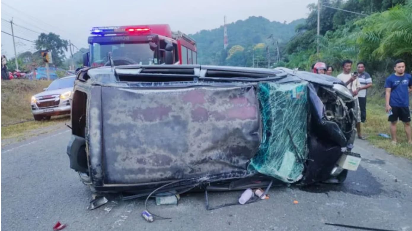 车子疑打滑翻覆 一家六口被抛出车外三人死