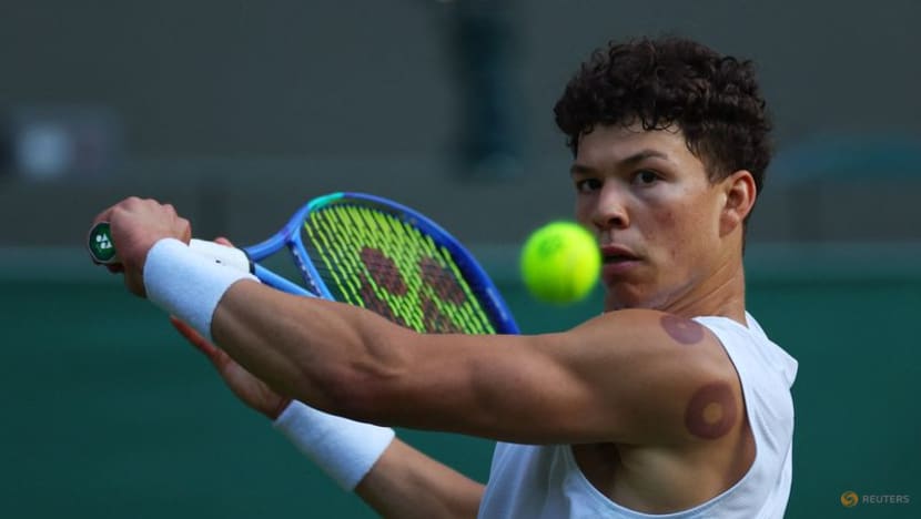 Shelton gets one up on dad as he battles to Wimbledon quarter-finals