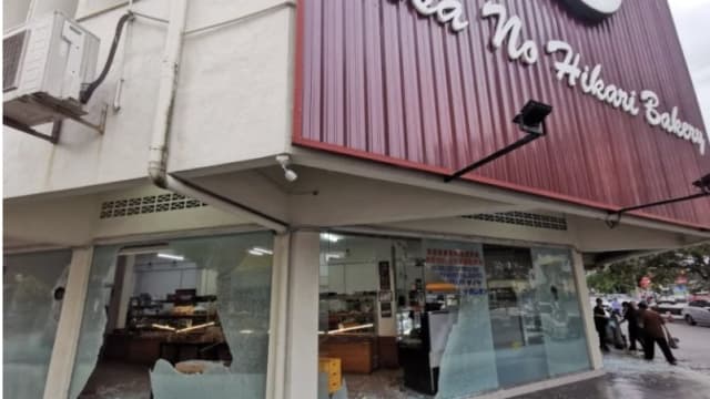 马国知名烘培店四分店遭五蒙面黑衣人砸毁