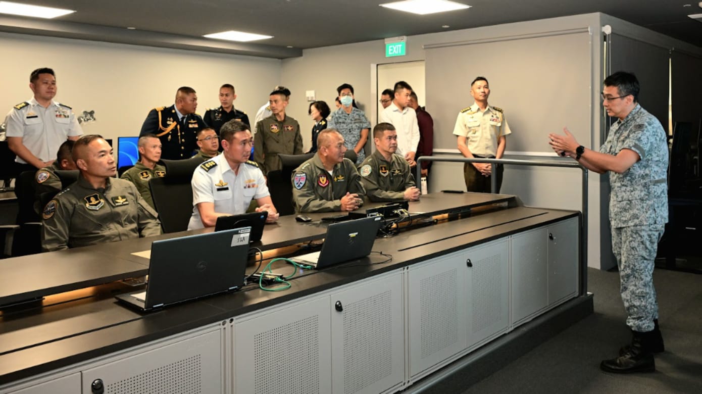 泰国皇家空军司令塞卡森空军上将参观无人机任务中心。（图：国防部）