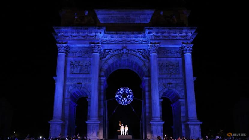 Italy's Tomba and Compagnoni share honour of lighting Milan cauldron