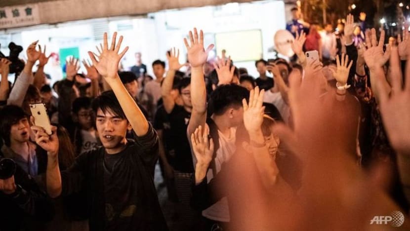 Pilihan Raya Majlis Daerah HK: Calon pro-demokrasi menang besar di tengah-tengah krisis politik Pilihan Raya Majlis Daerah HK: Calon pro-demokrasi menang besar di tengah-tengah krisis politik