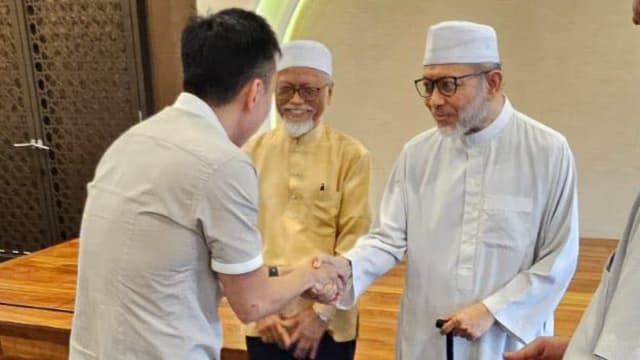 郑恩里同回教宗教师会面 对自己的言论深感懊悔
