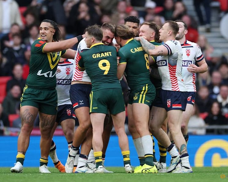 Rugby League-Rampant Australia crush England 26-6 at Wembley