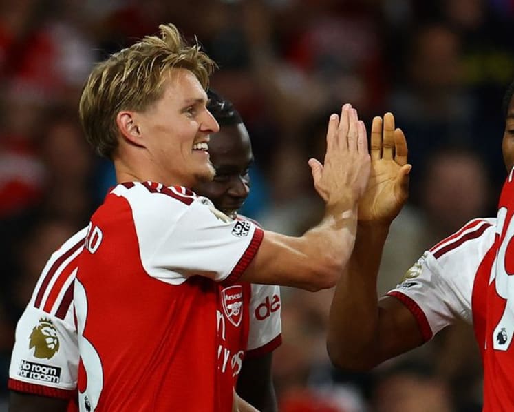 Arsenal sweep aside Coventry to start title defence with a bang