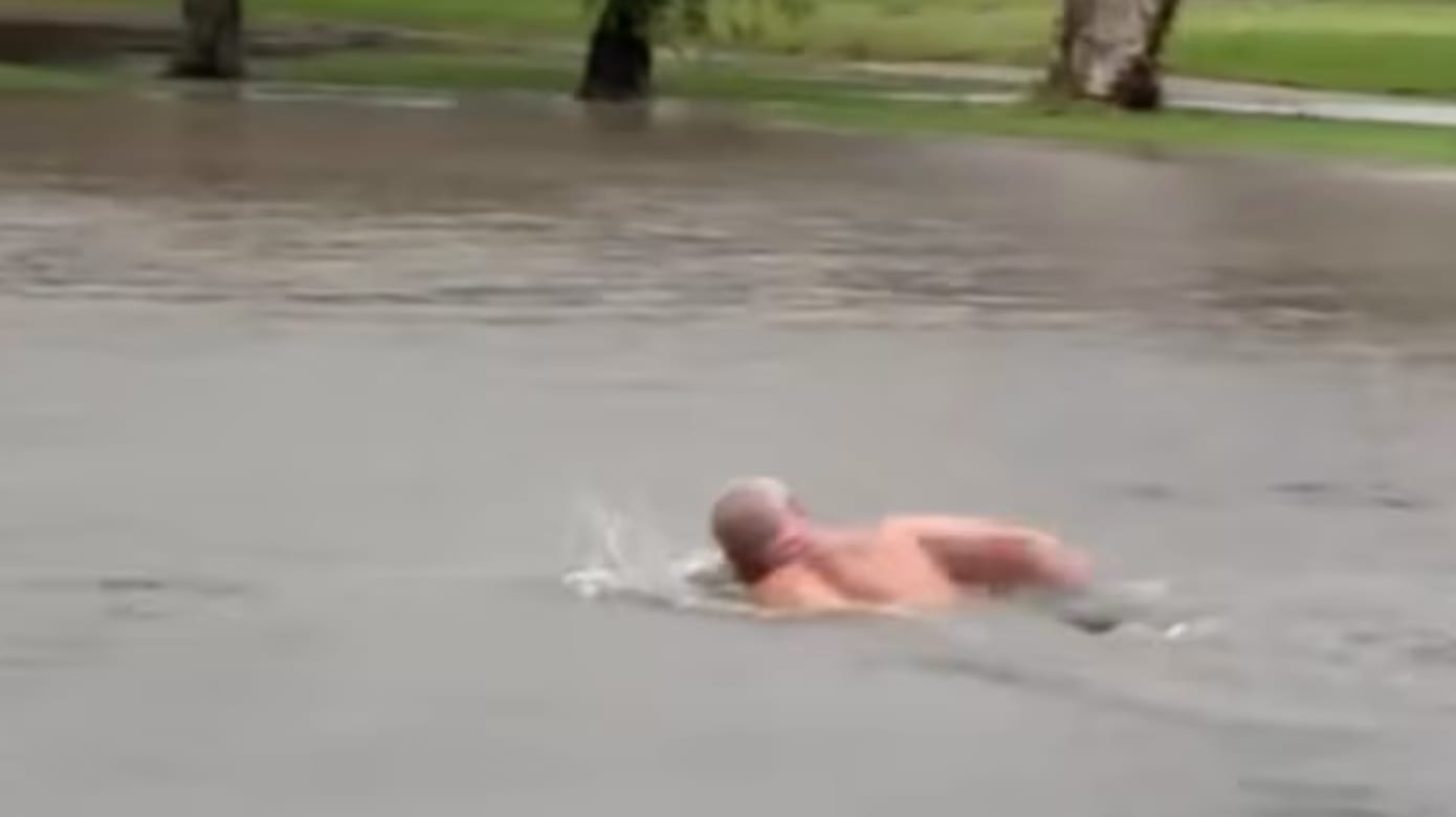 澳洲悉尼暴雨成灾 男子直接把高尔夫球场当“泳池”