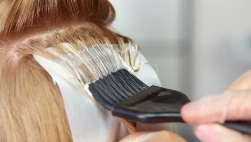 Jangan sembarangan... Ketahui bahaya pewarna rambut kimia!