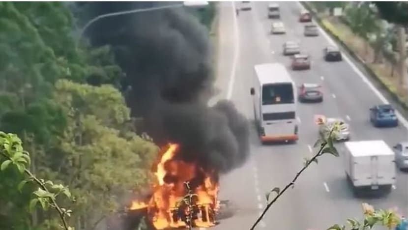 Lori terbakar di BKE