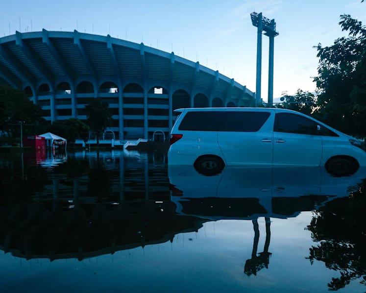 Thai floods disrupt factories, capital still at risk, PM says 