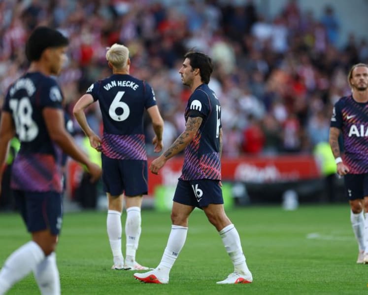 Tottenham's expensive rebuild begins with familiar collapse