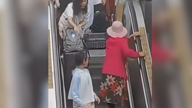 妇人执意逆向行走 导致扶梯区域严重堵塞