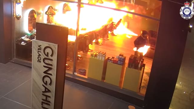 澳洲两人夜闯理发店纵火 一人不慎引火焚身