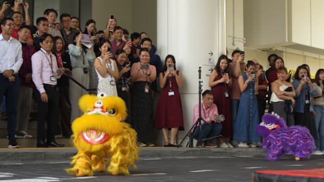 机器狗带来未来感舞狮表演 呈现别样新年体验