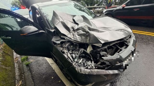 台湾公路惊现巨石 砸中行驶中轿车