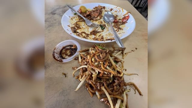 说好炒面不要加豆芽  马国男子愤怒把面倒桌上“抗议”