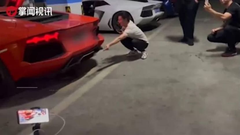 Padah panggang daging guna ekzos Lamborghini Padah panggang daging guna ekzos Lamborghini