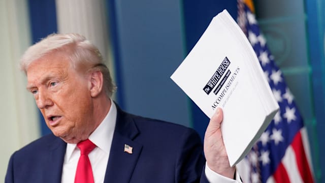 特朗普晒“365项政绩” 高举文件后丢地上