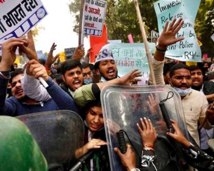 Supporters of protesting Indian farmers scuffle with police