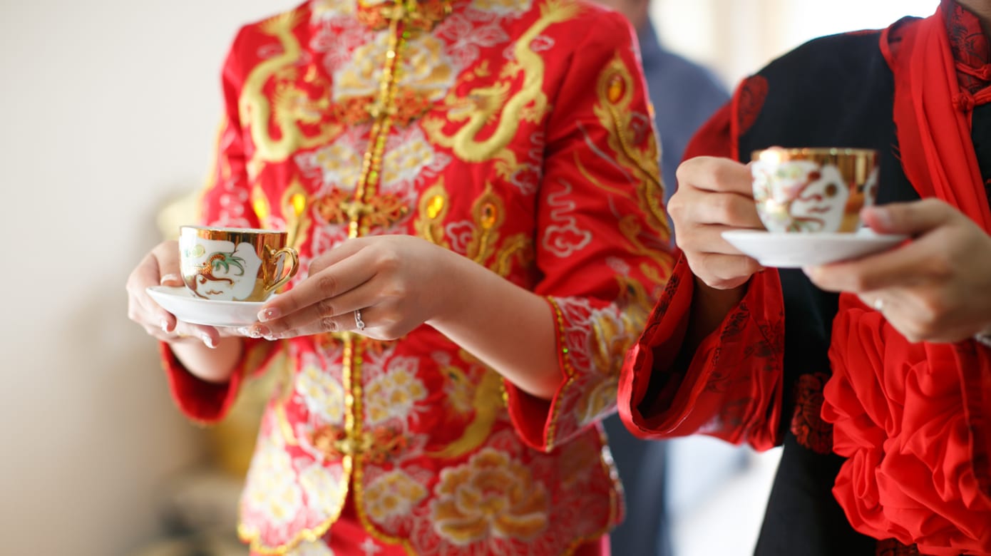 中国男子刷短视频 惊现失联妻与他人结婚