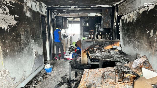 惹兰峇株组屋火患殃及四层楼 楼上住户护孕妻逃命
