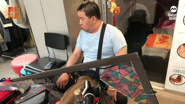 天降玻璃窗砸伤膝盖 残障男子：仅差20厘米就砸头