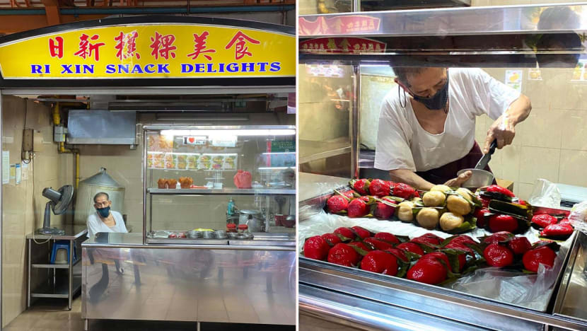 ‘Sad’ Kueh Uncle With Unsold Food At Maxwell Hawker Centre Is Actually Unbothered & Thriving