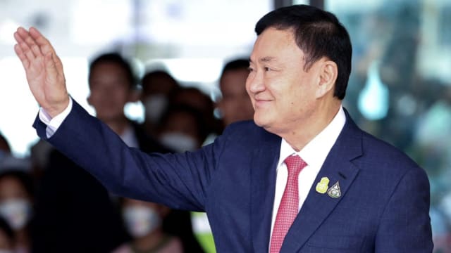 泰国国王把达信刑期减为一年