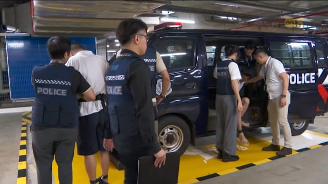 四名中国籍男子涉嫌连环偷窃 其中两人被押回现场重组案情