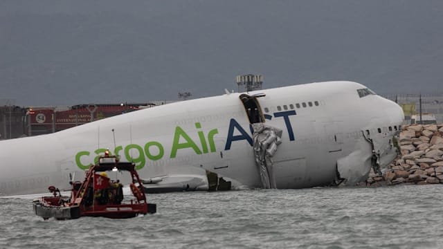 香港机场事故 货机降落滑行时突然左转偏离跑道