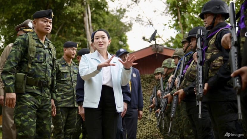 Thai PM meets army commander in attempt to defuse political crisis