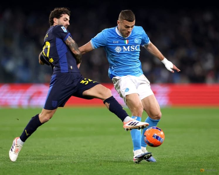 Napoli's title defence hit by scoreless draw with Parma