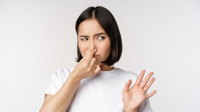 大热天最怕狐臭！亚洲人天生没体味？看耳垢就知道