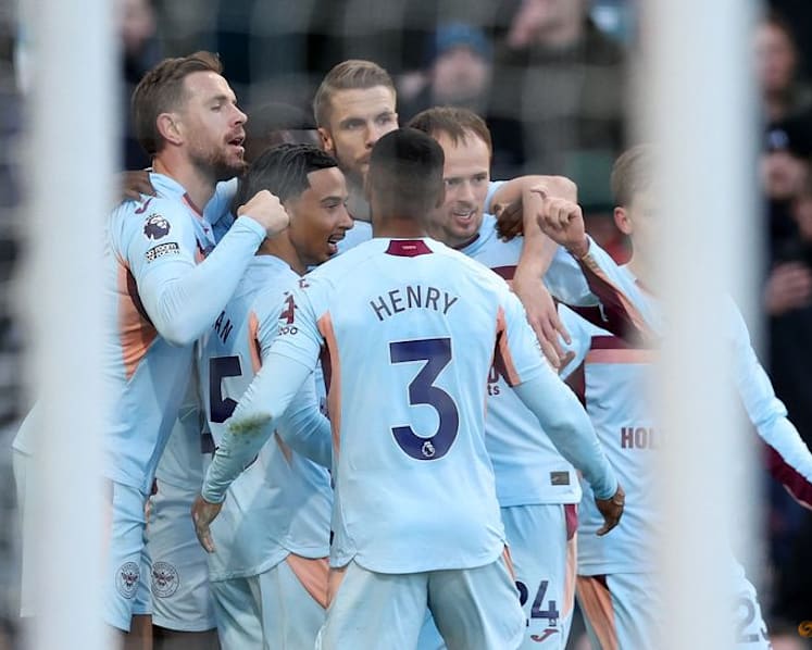 Man City move within two points of leaders Arsenal, Liverpool thrash West Ham