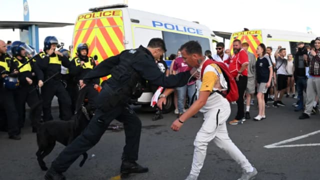 英国持续爆发反移民示威 多个国家发出旅游安全警告