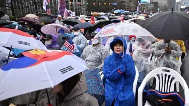 尹锡悦支持者在韩国首尔示威 高喊罢免无效取消补选