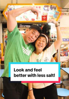 This Michelin-listed stall uses lower-sodium salt and sauces for their crowd-favourite dishes such as Hainanese Chicken Rice and Curry Chicken Noodles! Instead of relying only on salt, hawkers Betty Lek and Tony achieve bold, complex flavours by using spices and natural ingredients like blue ginger and lemongrass. According to 75 year-old Betty, eating healthier helps you look younger! ❤️ #LessSaltMoreTaste #hpbsg #8dayseat #eatlight #Michelinguide #currychickennoodle #hainanesechickenrice 