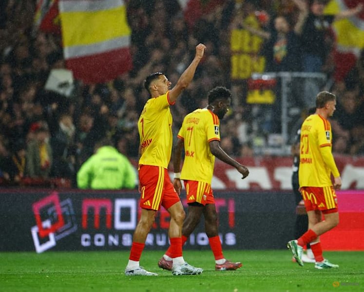 Lens hang on for much needed win to climb up Ligue 1 standings
